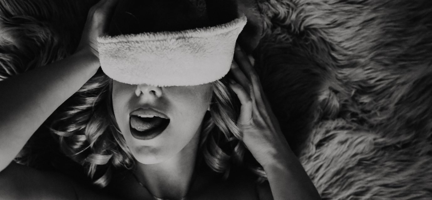 Swingers Club - portrait-young-woman-with-christmas-hat-black-white